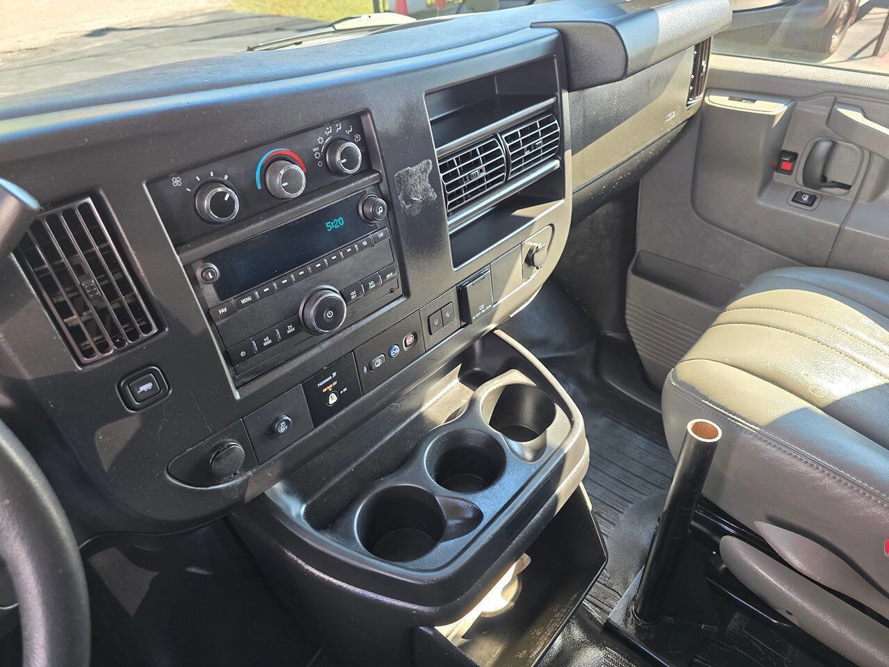 Used 2020 Chevrolet Express 3500 RWD image 20