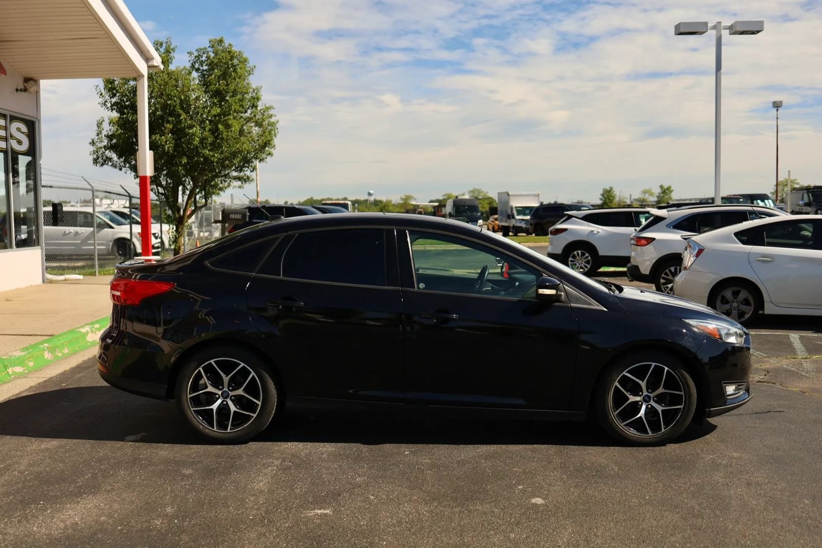 Used 2017 Ford Focus SEL w/ Cold Weather Package FWD image 4