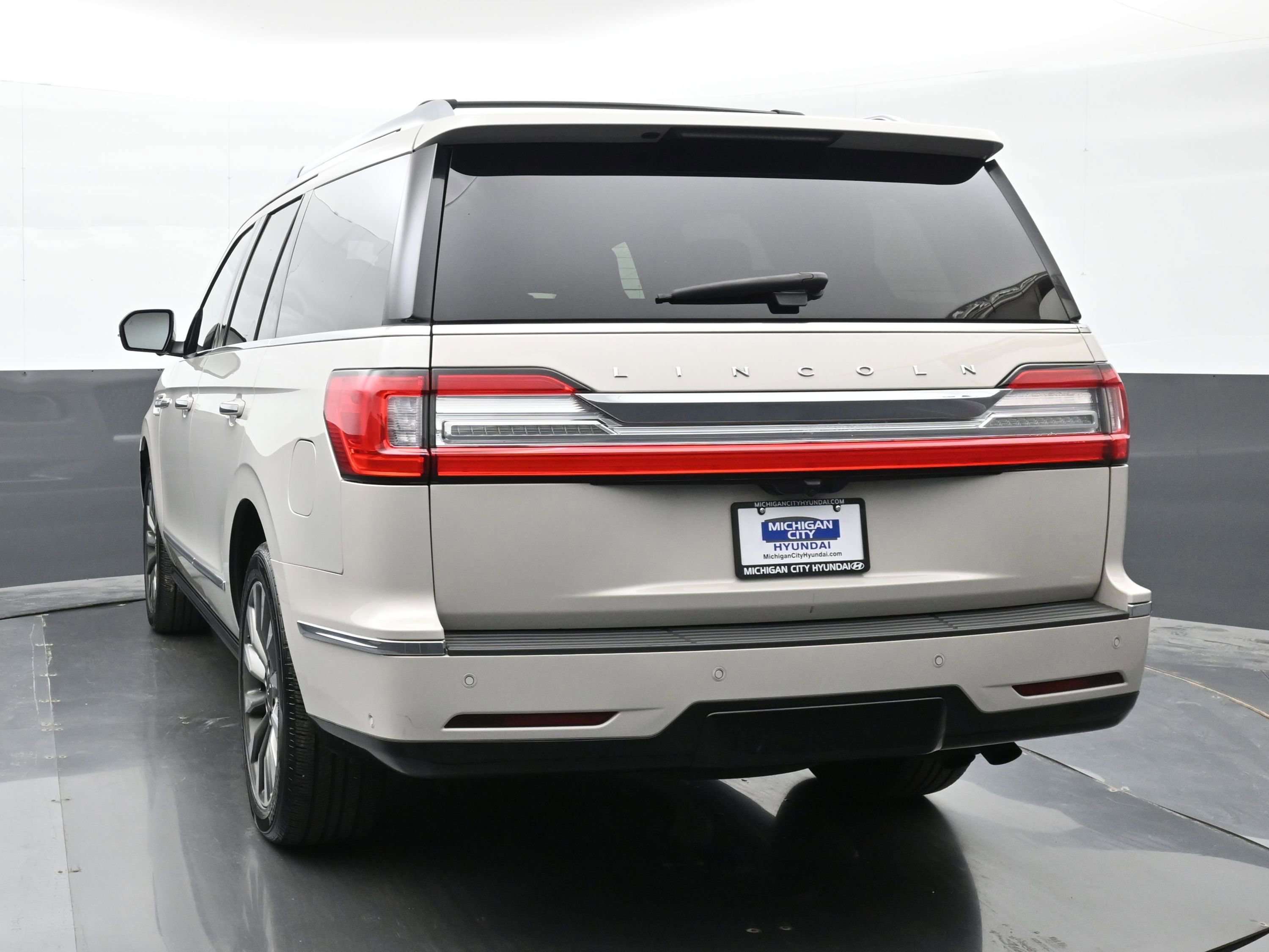 Used 2019 Lincoln Navigator Select w/ Technology Package AWD/4WD image 3