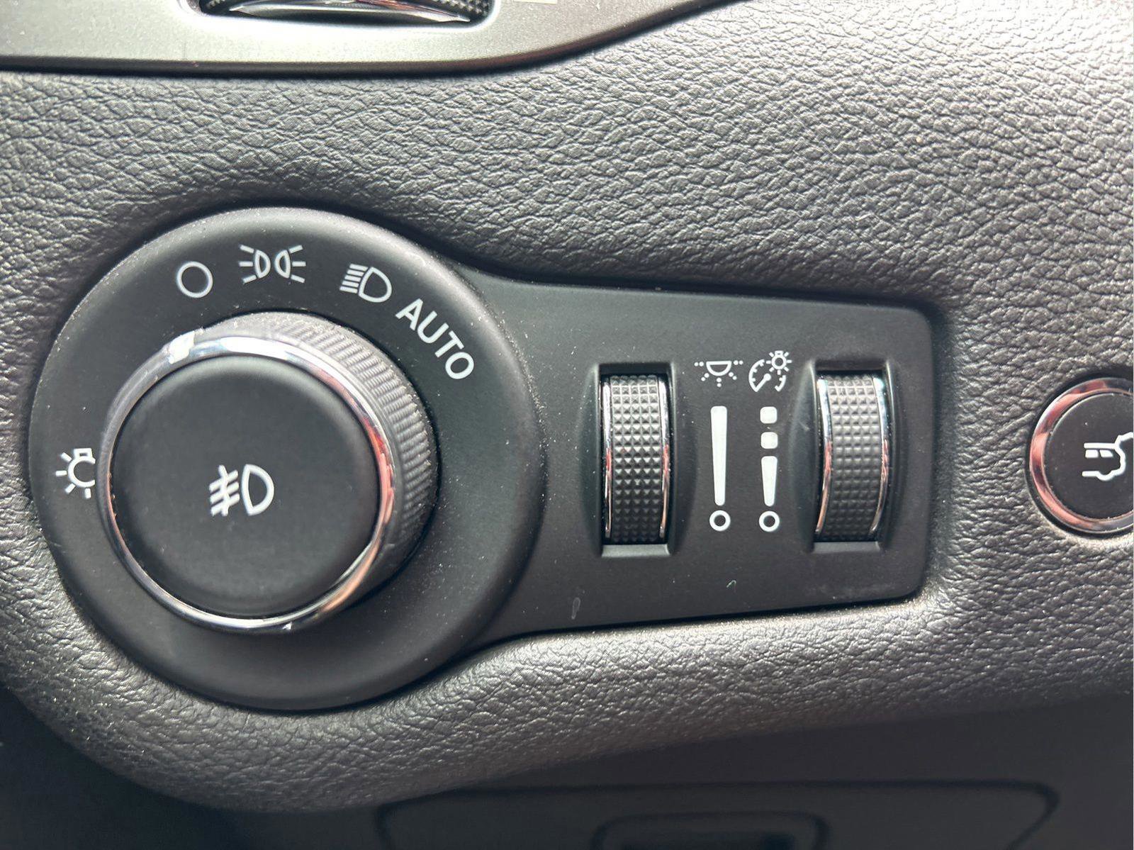 Certified 2019 Jeep Cherokee Limited w/ Technology Group FWD image 25