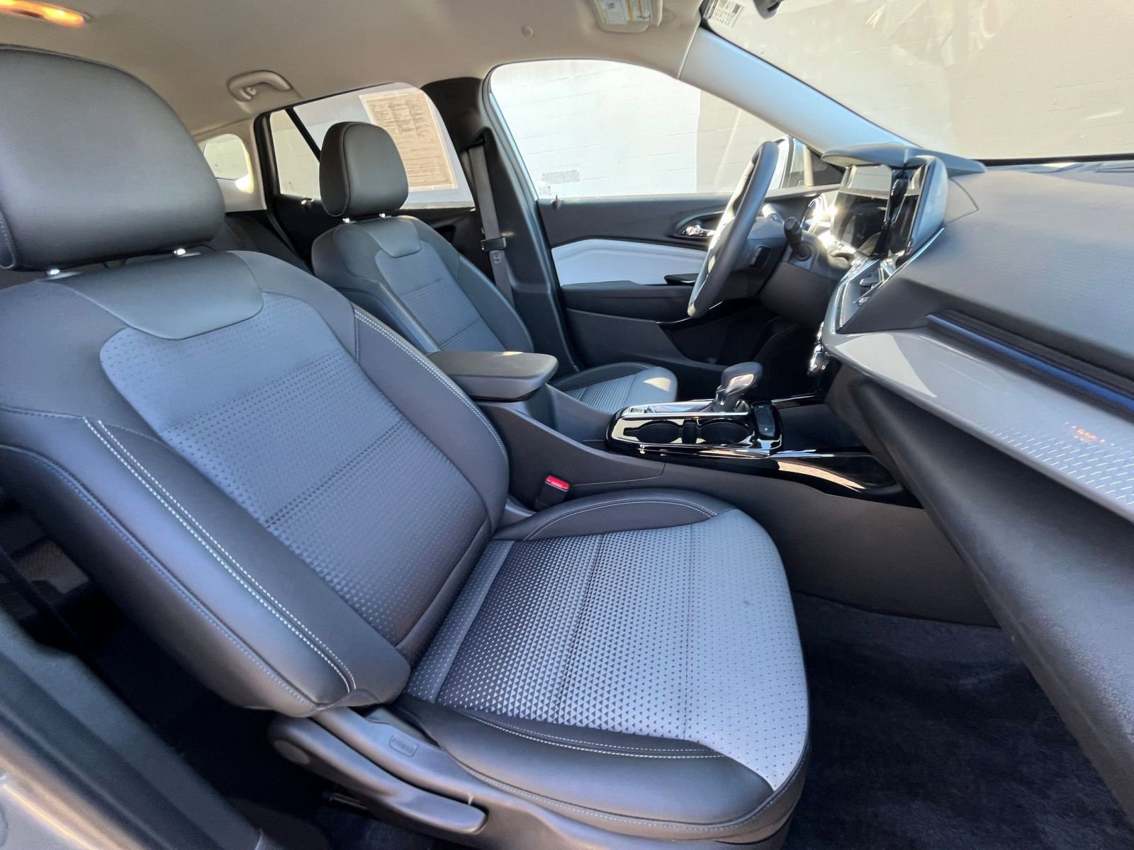 Used 2025 Chevrolet Trax LT image 34