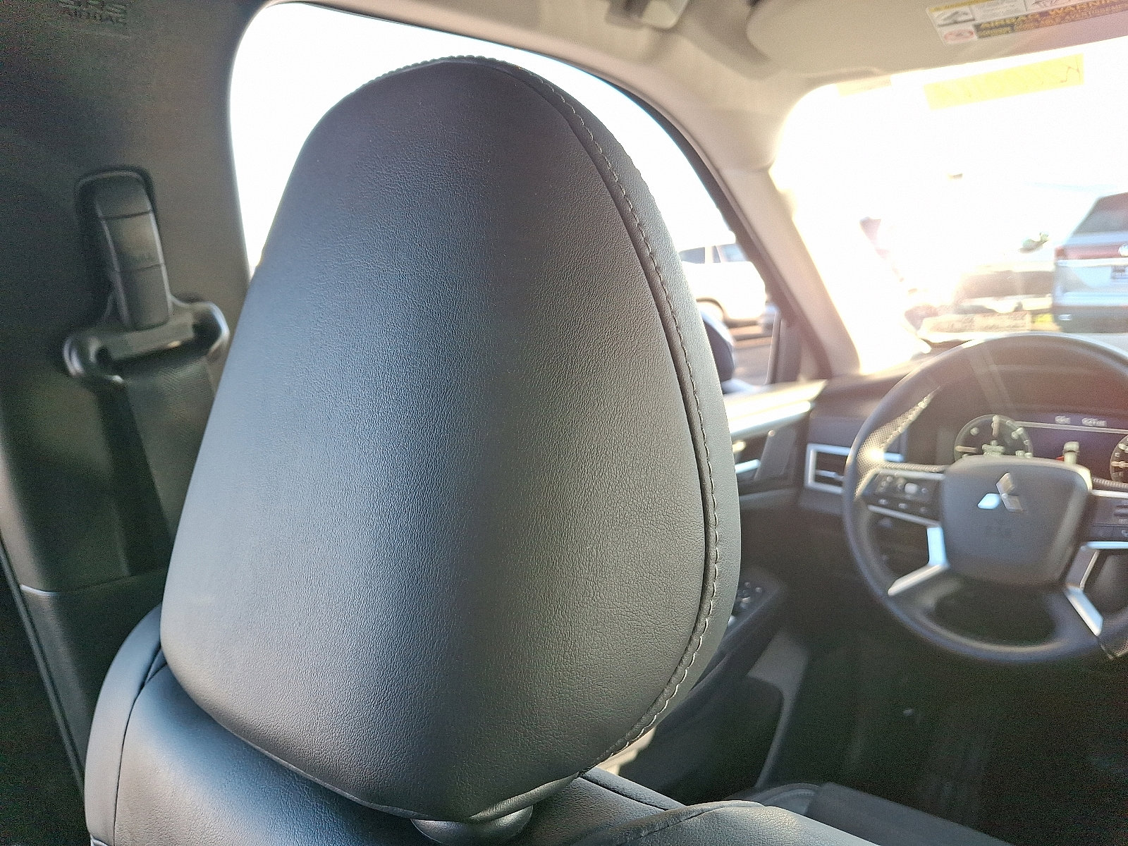 Used 2023 Mitsubishi Outlander SE image 9