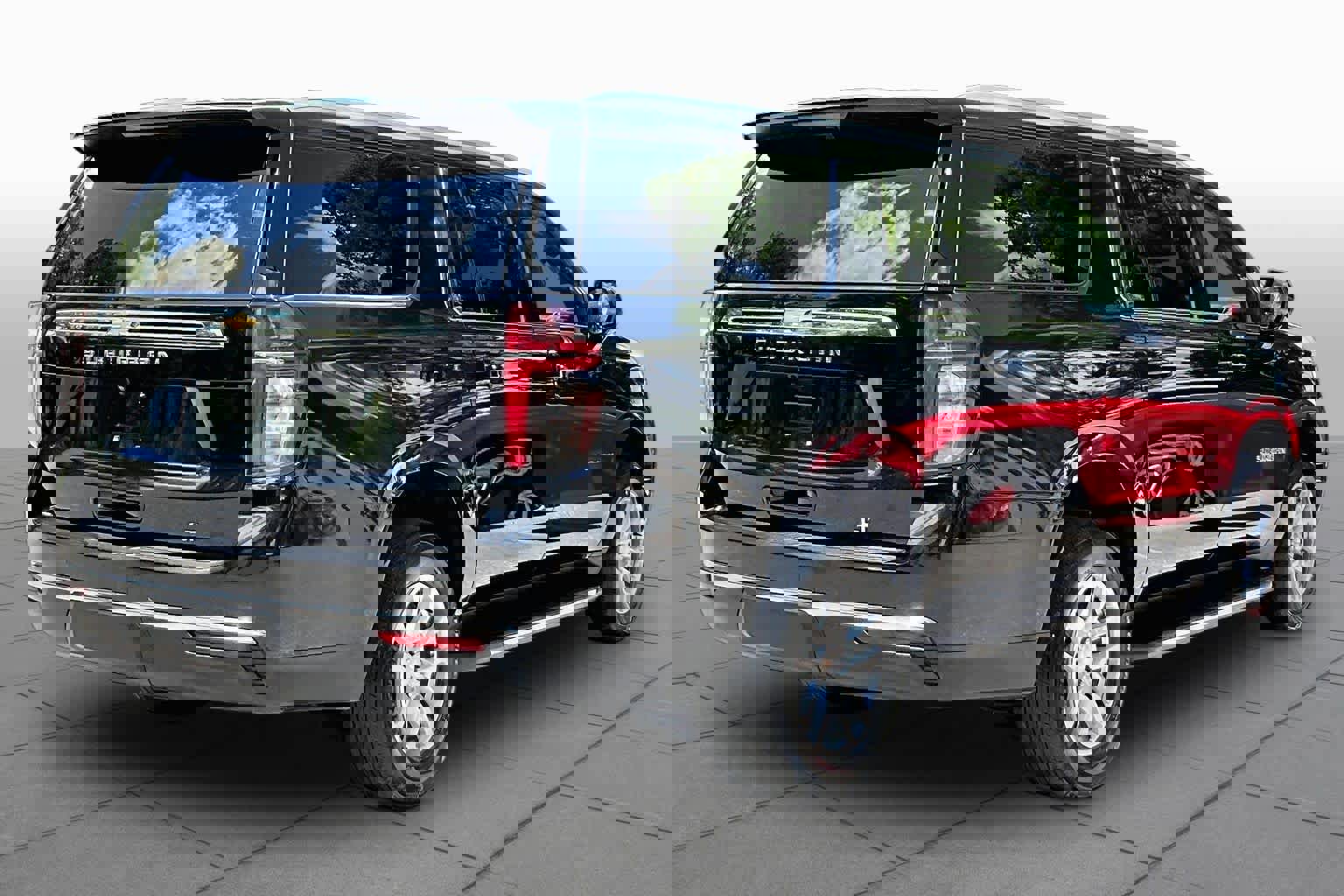 Used 2024 Chevrolet Suburban LT AWD/4WD image 13