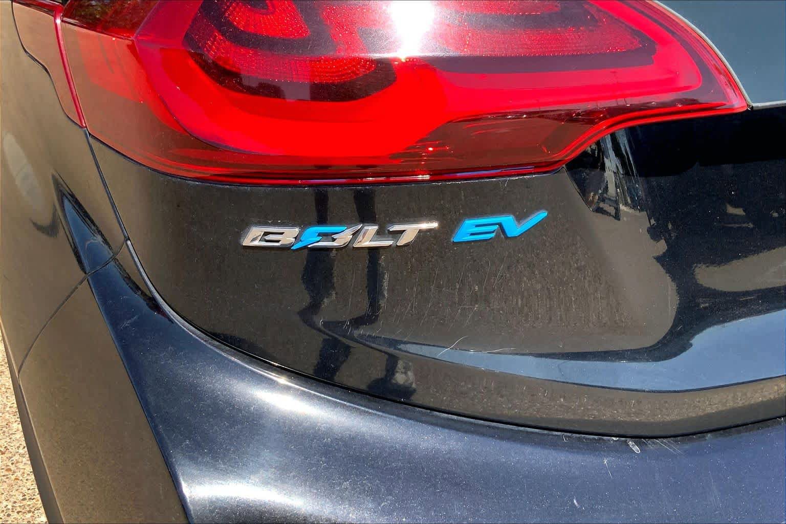 Used 2019 Chevrolet Bolt Premier w/ Infotainment Package FWD image 9