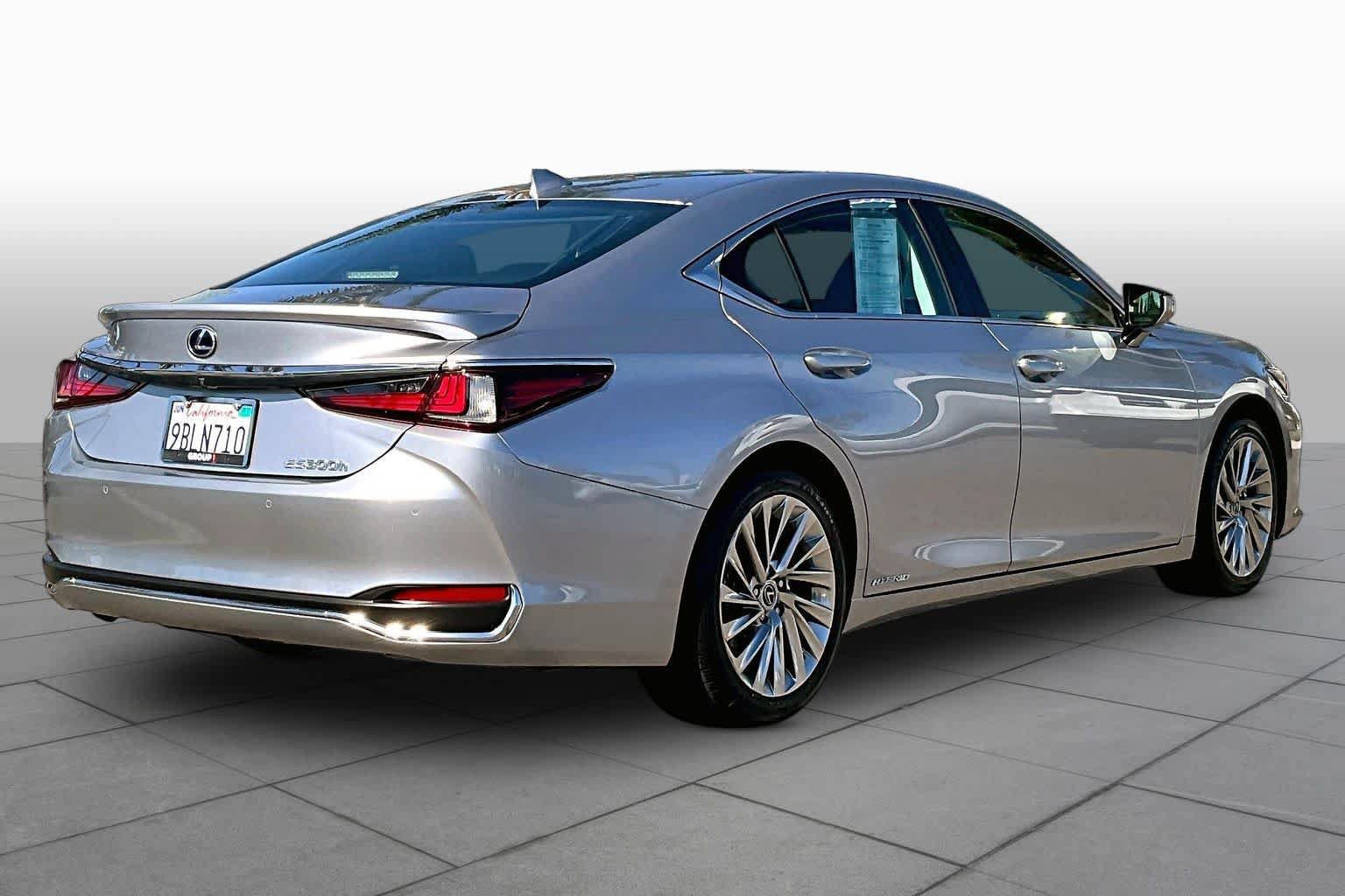 Used 2022 Lexus ES 300h w/ Accessory Package FWD image 12