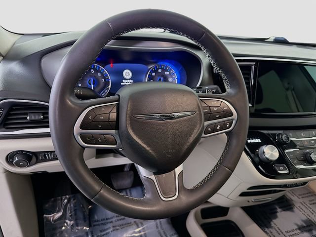 Used 2022 Chrysler Pacifica Touring-L image 12