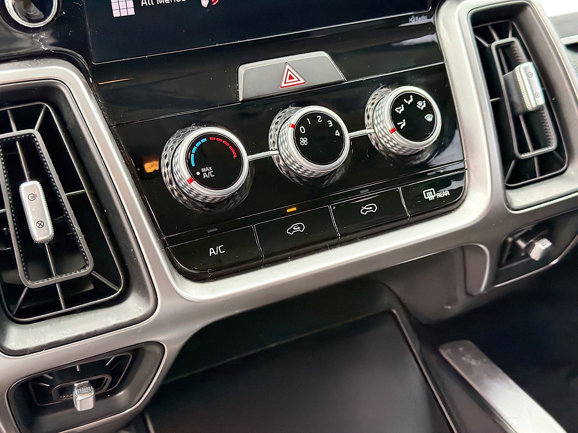 Used 2023 Kia Sorento LX image 32