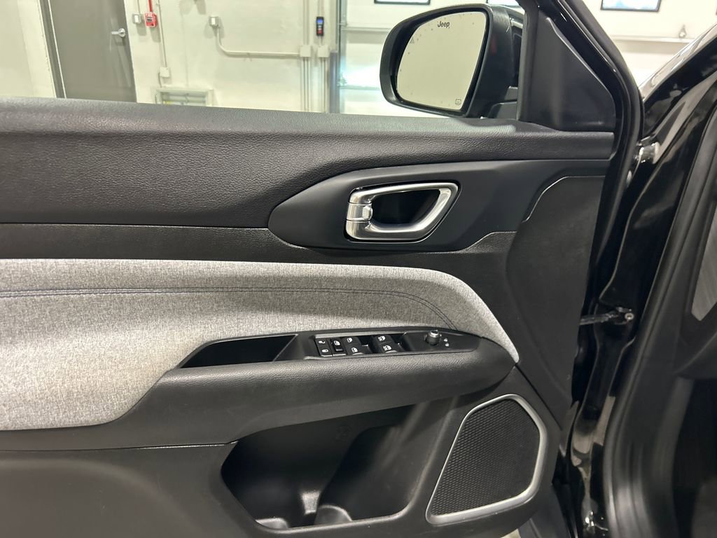 Used 2022 Jeep Compass Latitude image 14