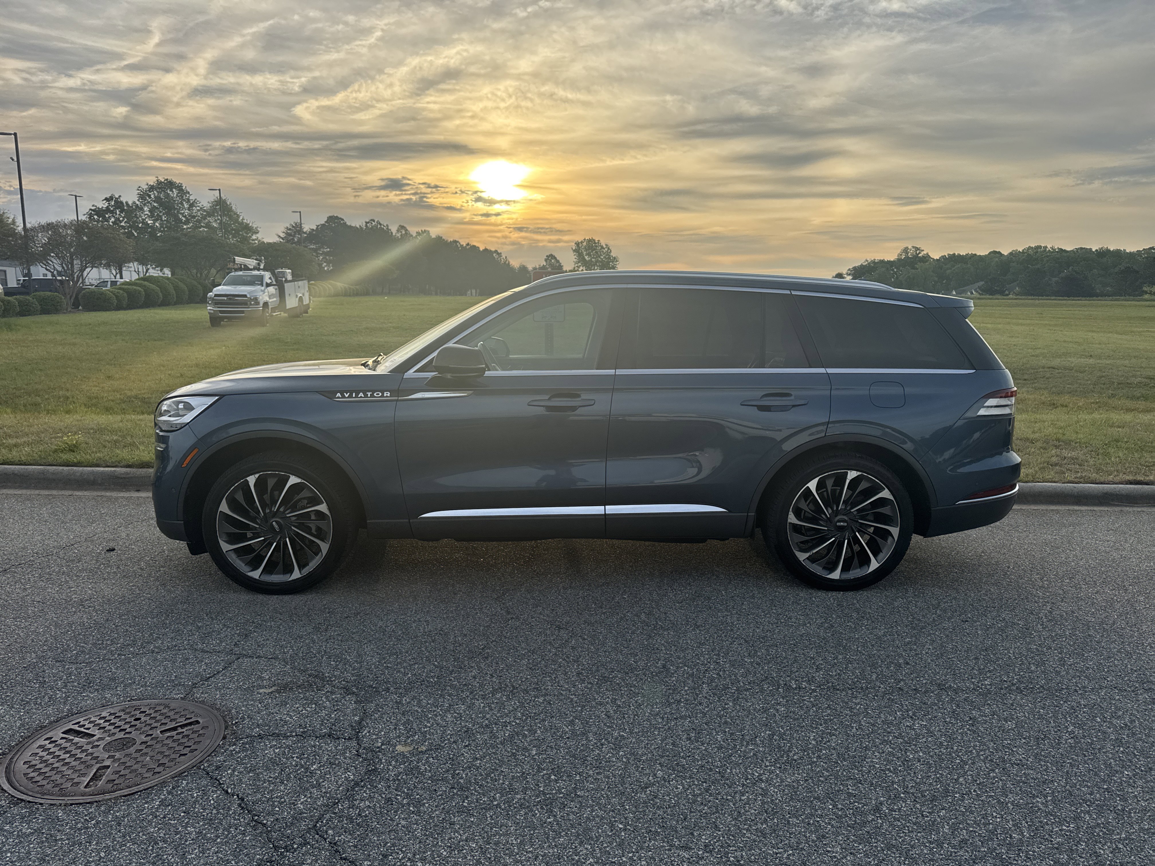 Used 2020 Lincoln Aviator Reserve w/ Equipment Group 202A image 7