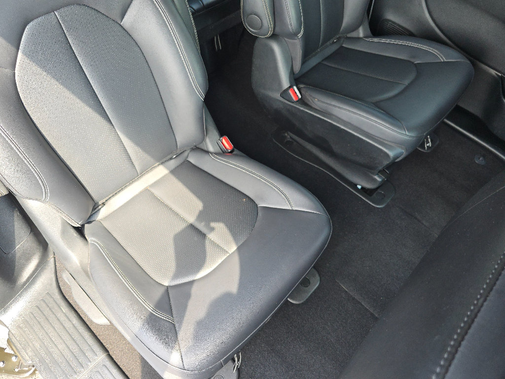 Used 2024 Chrysler Pacifica Limited FWD image 17