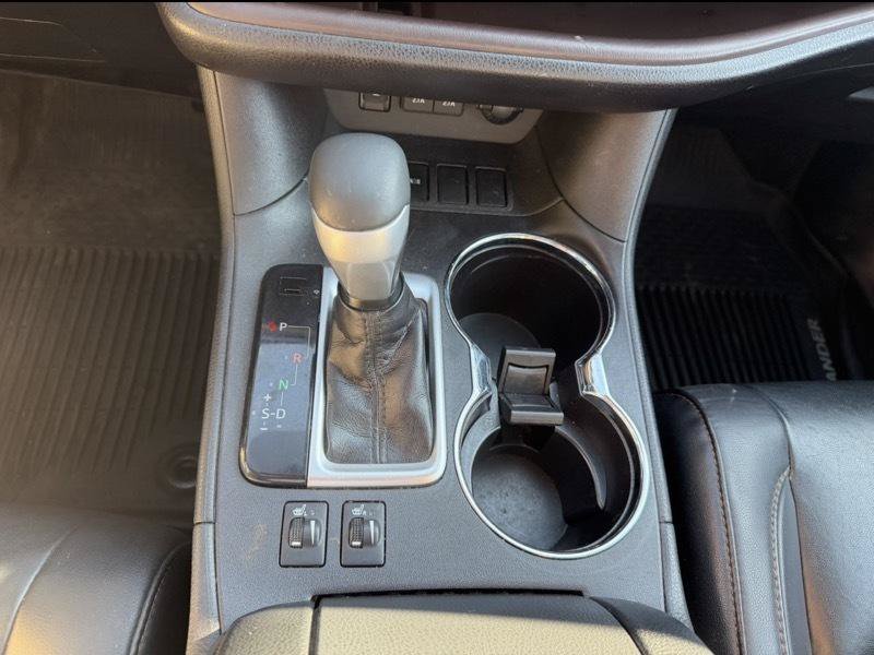 Used 2019 Toyota Highlander XLE FWD image 24