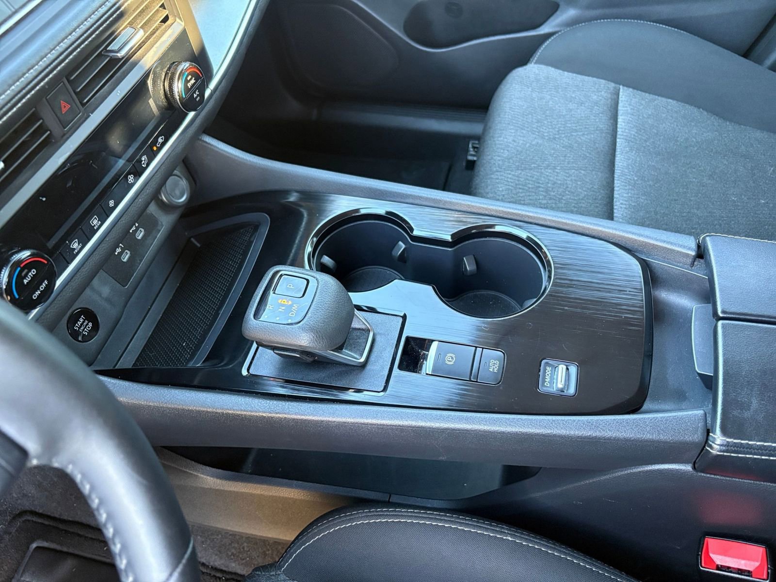 Used 2025 Nissan Rogue SV image 43