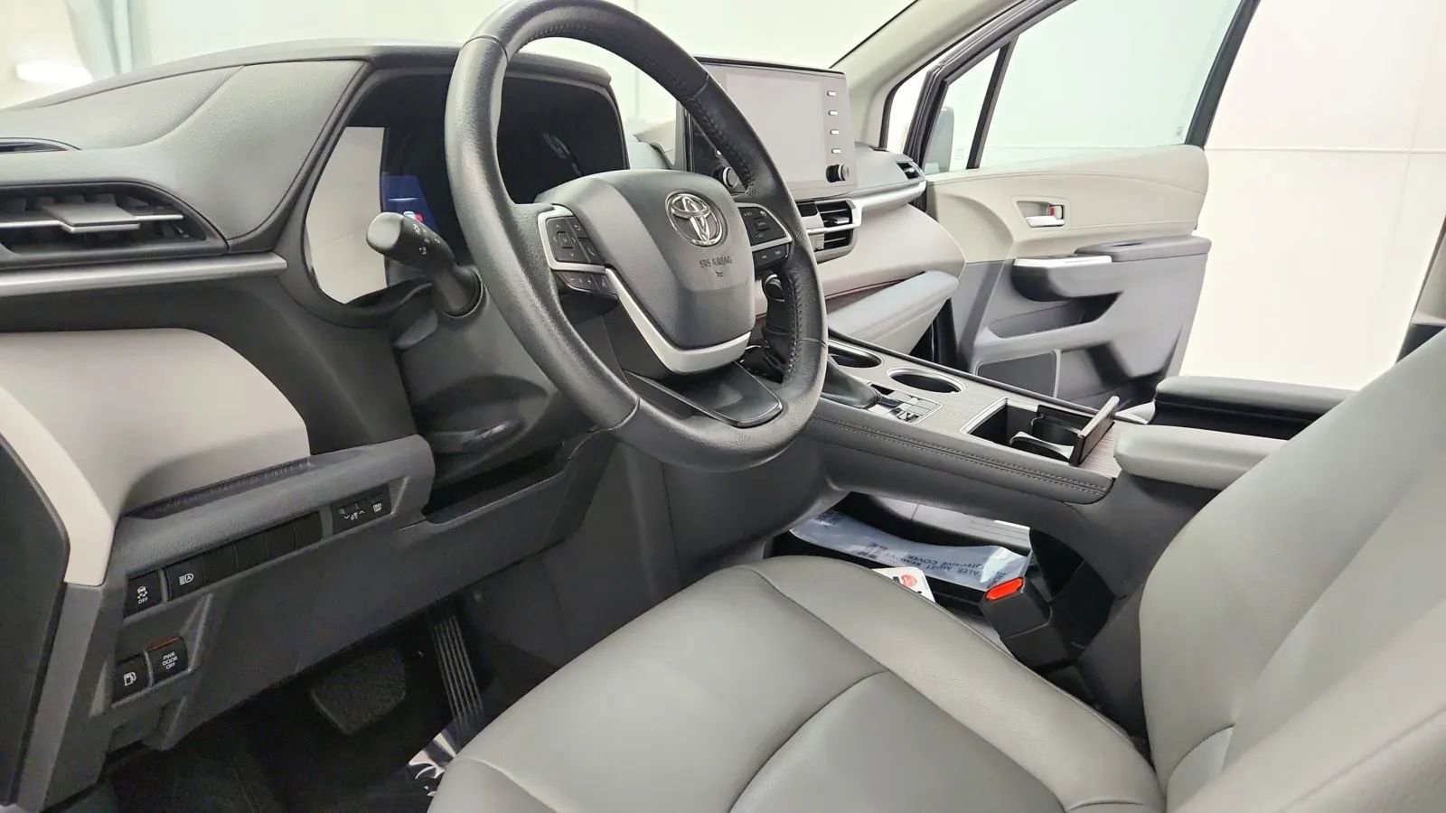 Used 2024 Toyota Sienna XLE image 22