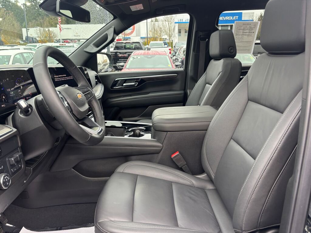 Certified 2025 Chevrolet Suburban LT w/ Comfort Package image 16