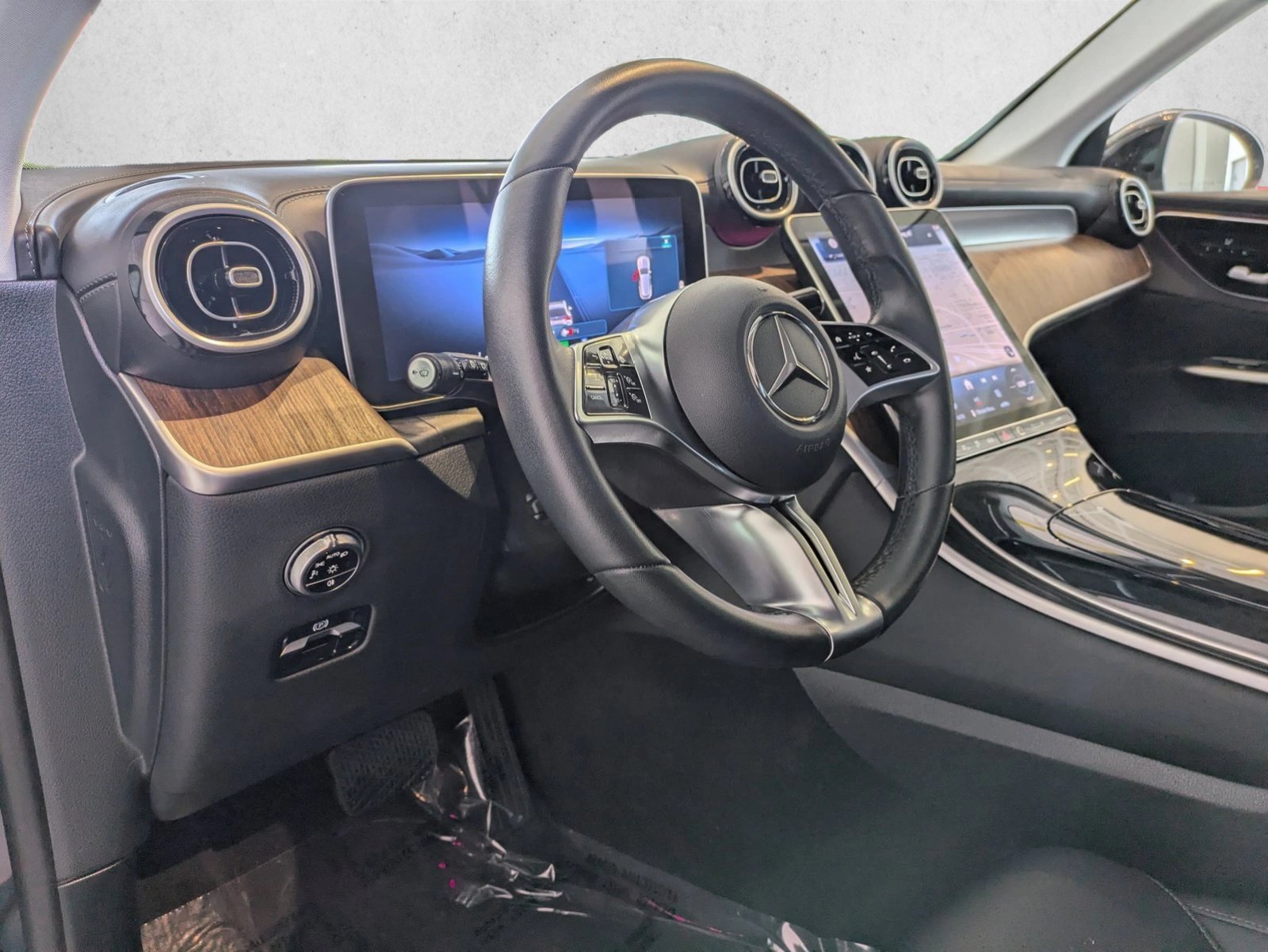 Used 2025 Mercedes-Benz GLC 350e 4MATIC image 10