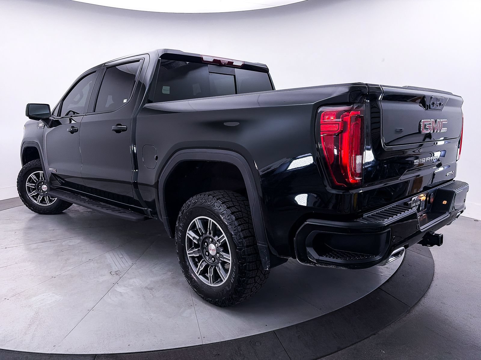Used 2024 GMC Sierra 1500 AT4 w/ Technology Package AWD/4WD image 2