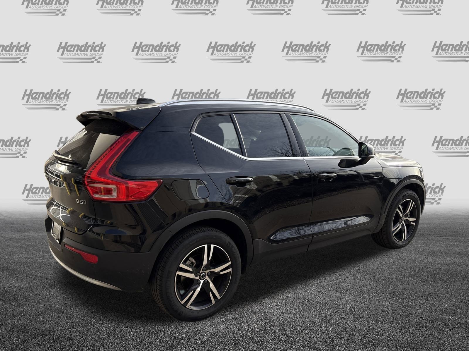 Used 2025 Volvo XC40 B5 Core image 10