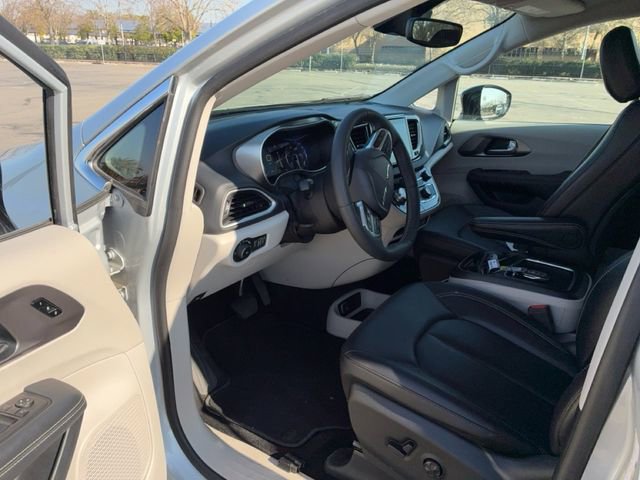 Used 2024 Chrysler Pacifica Touring-L image 9