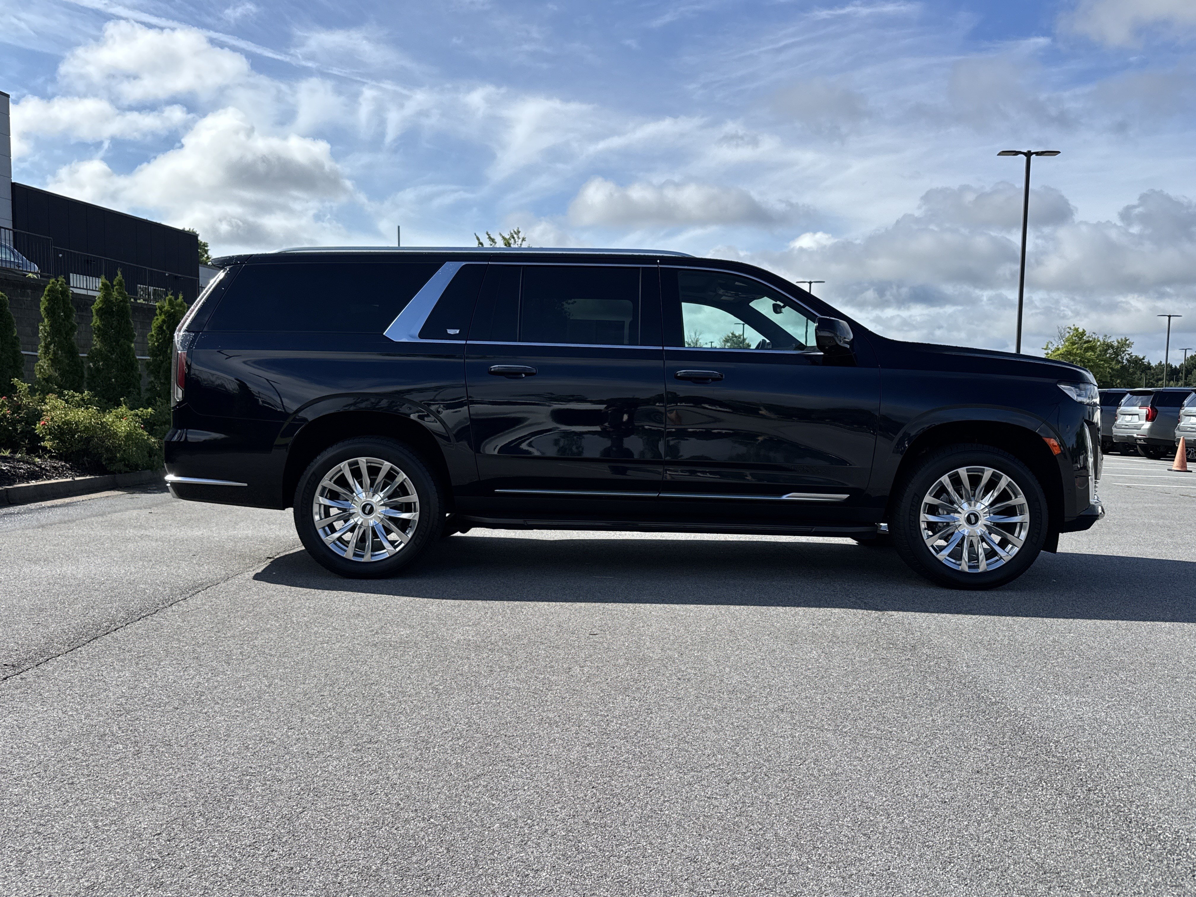 Used 2022 Cadillac Escalade ESV Premium Luxury w/ Performance Package AWD/4WD image 12