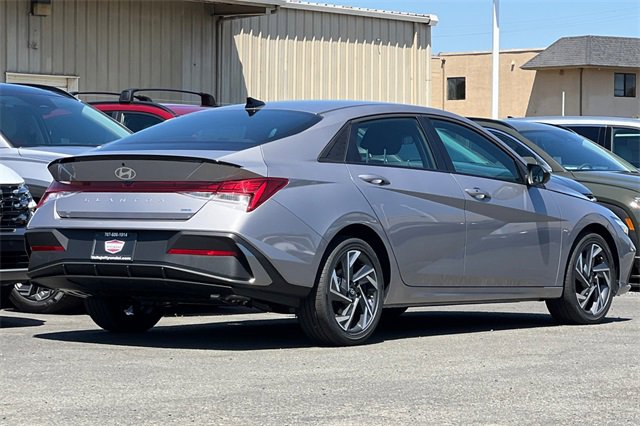 New 2025 Hyundai Elantra SEL image 6