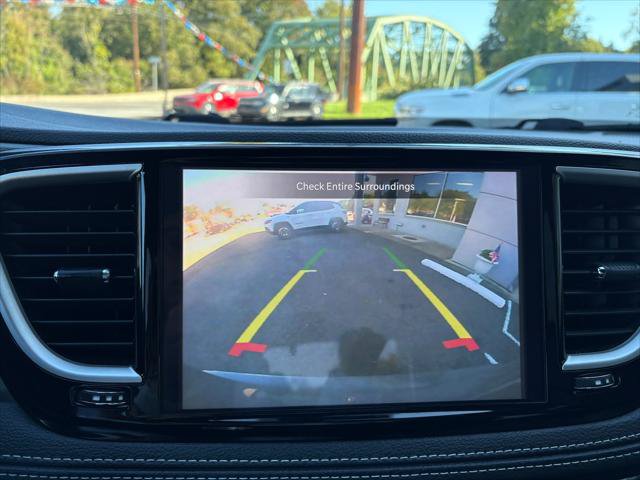 Certified 2025 Chrysler Pacifica Select AWD/4WD image 24