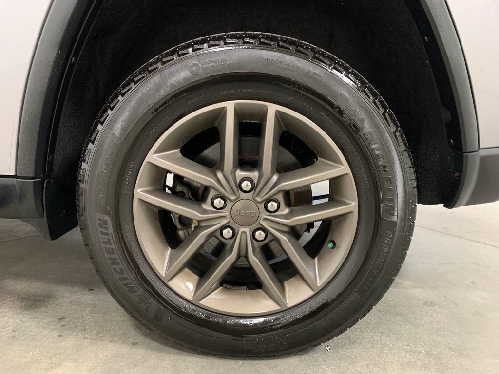 Used 2017 Jeep Grand Cherokee Laredo image 5