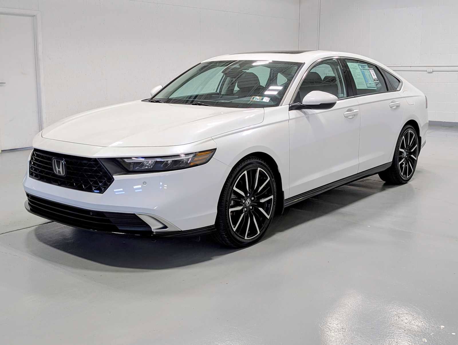 Used 2023 Honda Accord Touring image 1