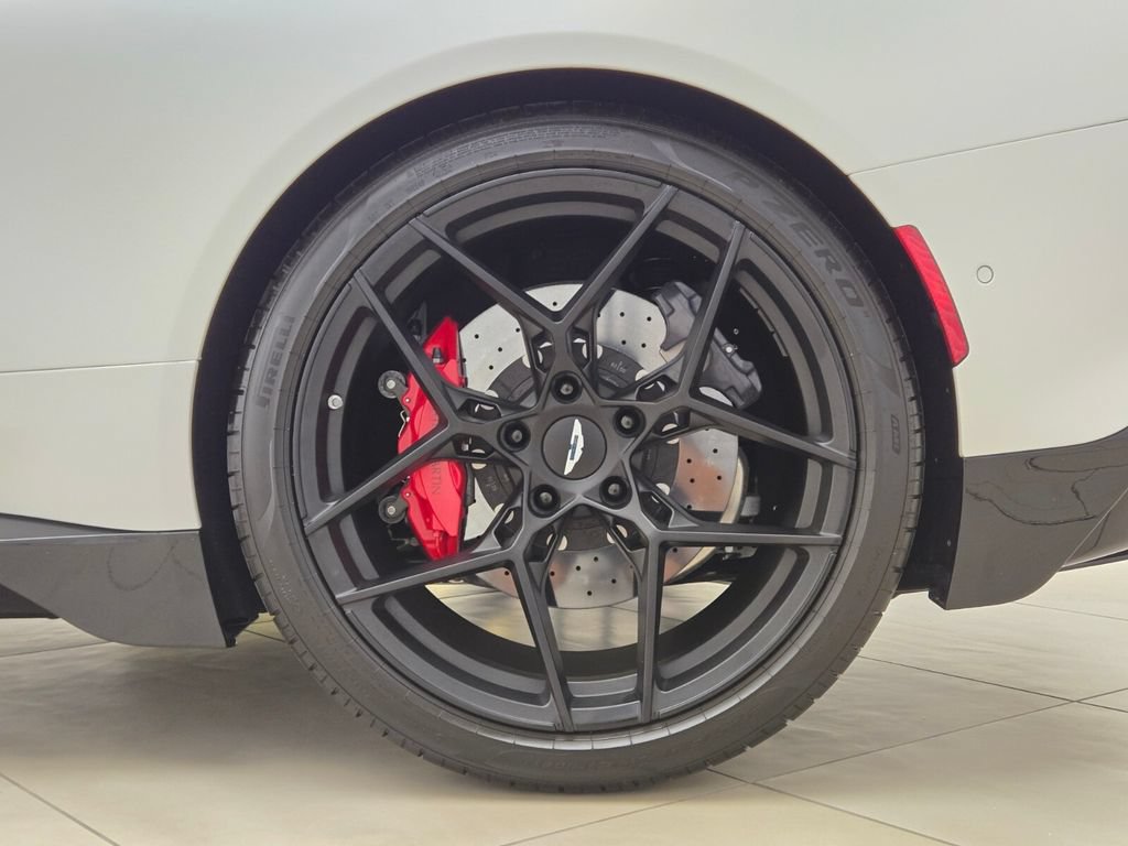 Used 2025 Aston Martin Vanquish RWD image 15