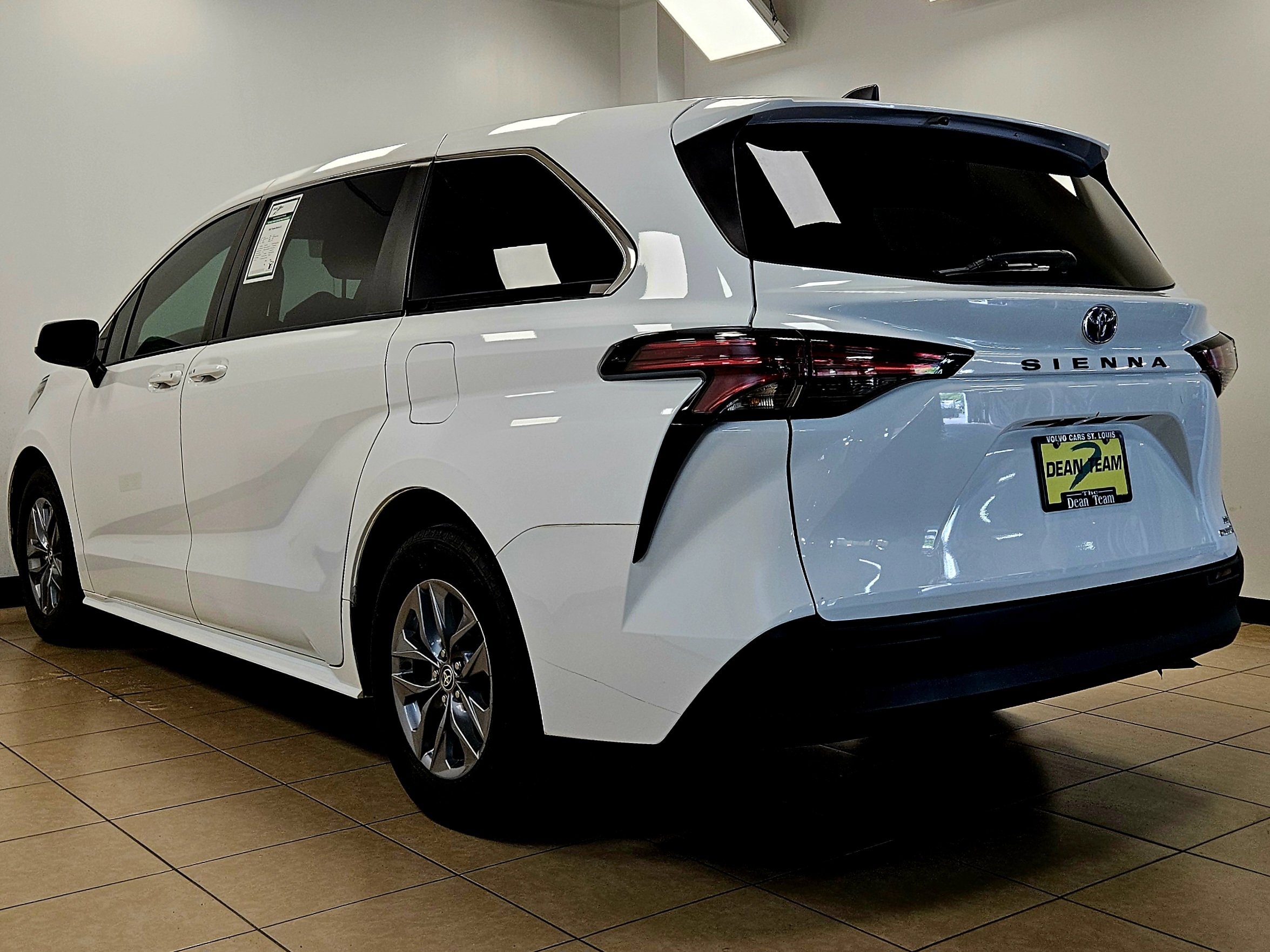 Used 2022 Toyota Sienna LE FWD image 6