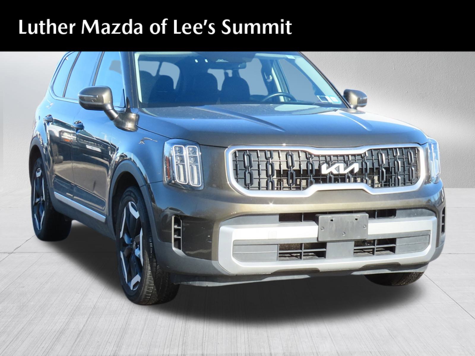 Used 2023 Kia Telluride EX w/ EX Captain's Chair Package image 1