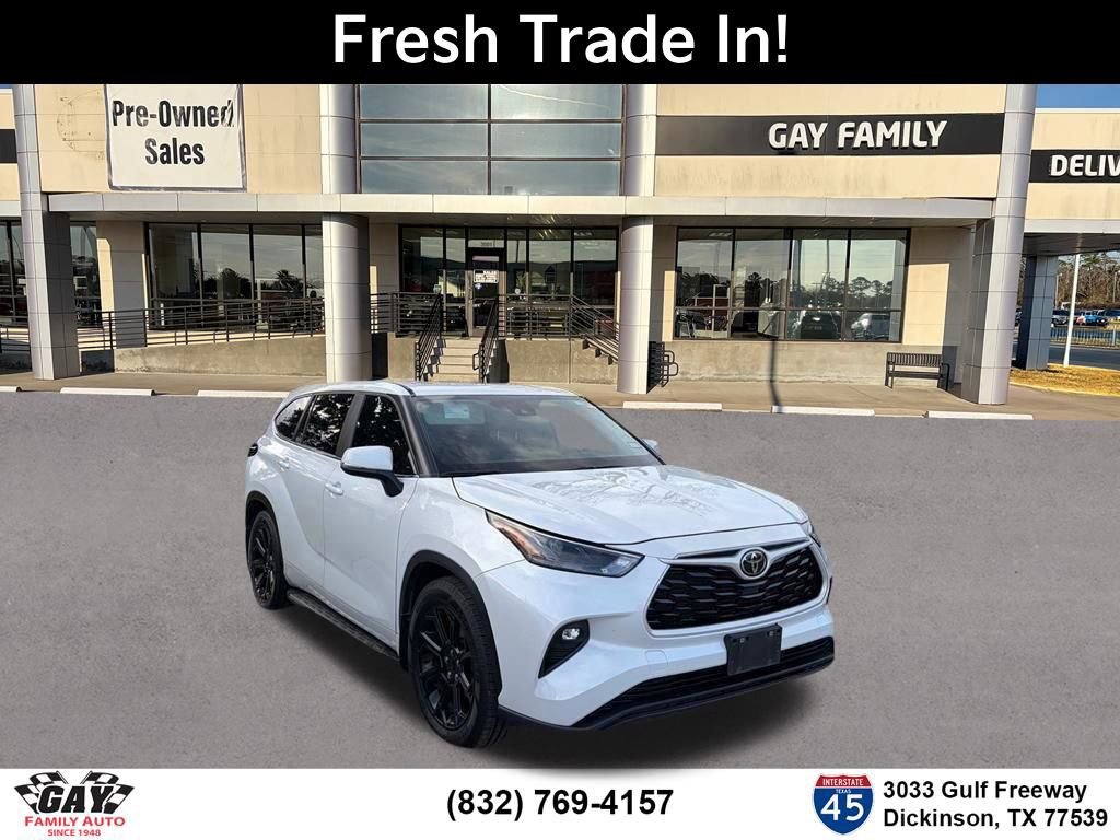 Used 2024 Toyota Highlander LE FWD image 1