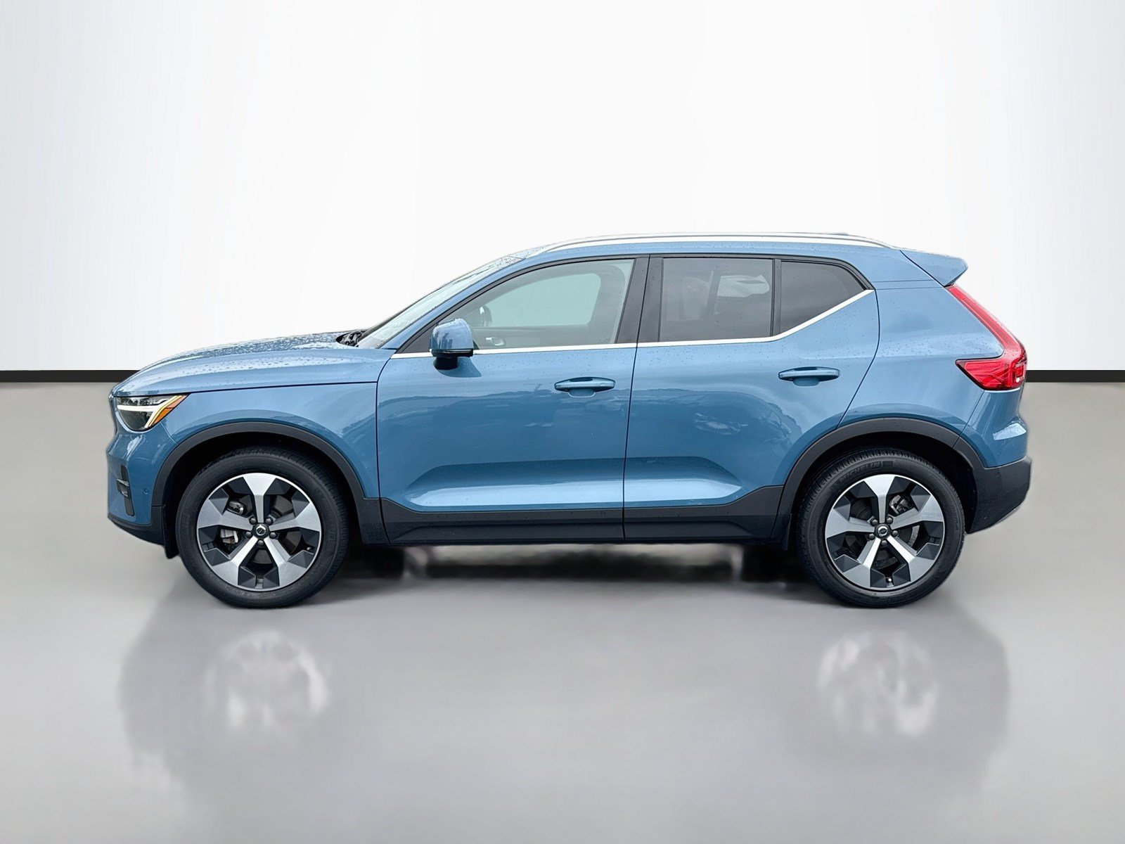Used 2024 Volvo XC40 B5 Plus AWD/4WD image 4