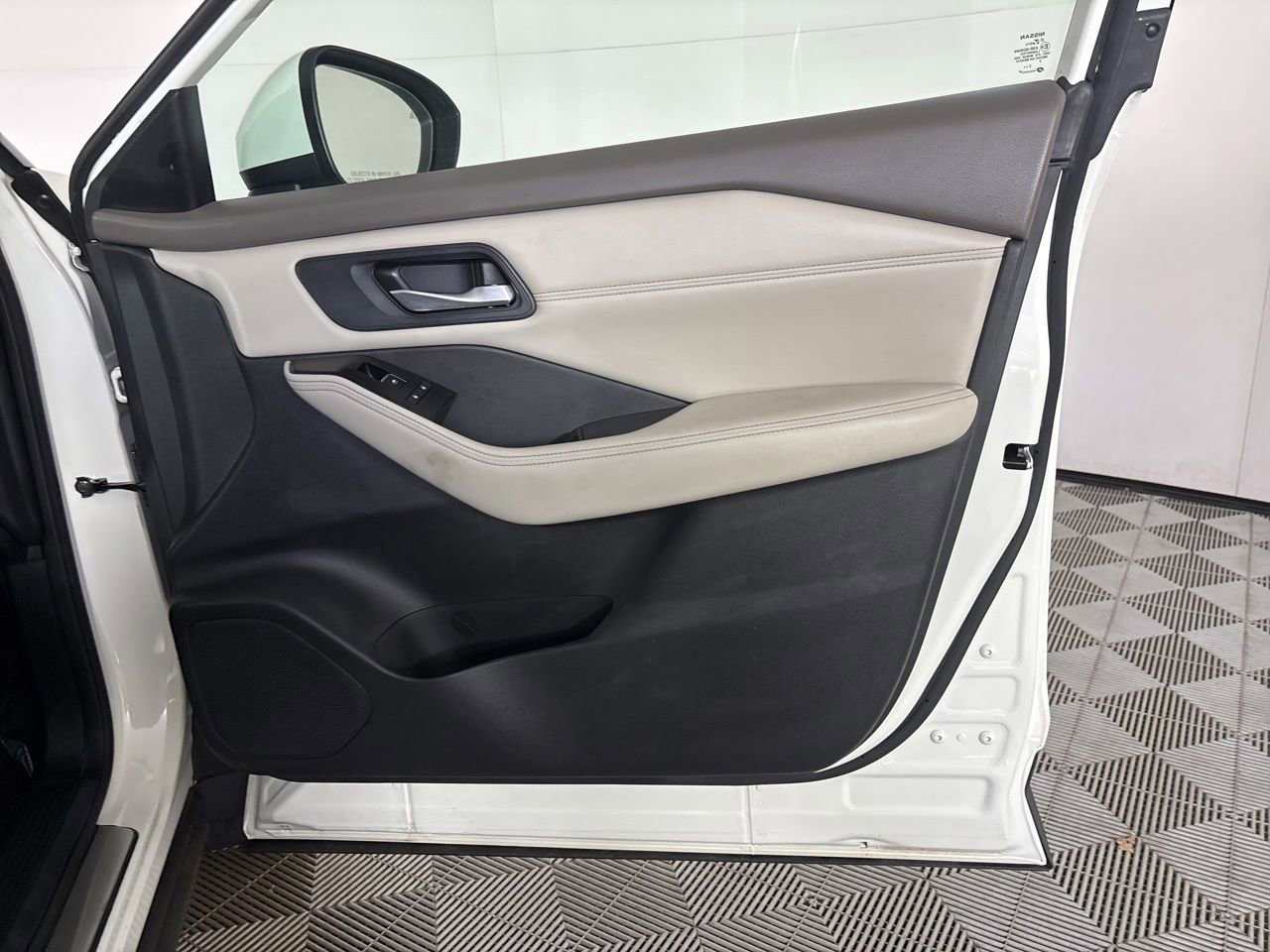 Used 2023 Nissan Rogue SL w/ SL Premium Package image 26