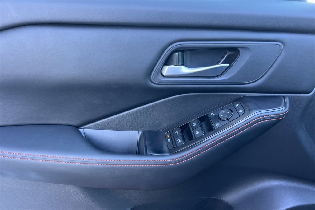 Used 2025 Nissan Rogue SV image 13