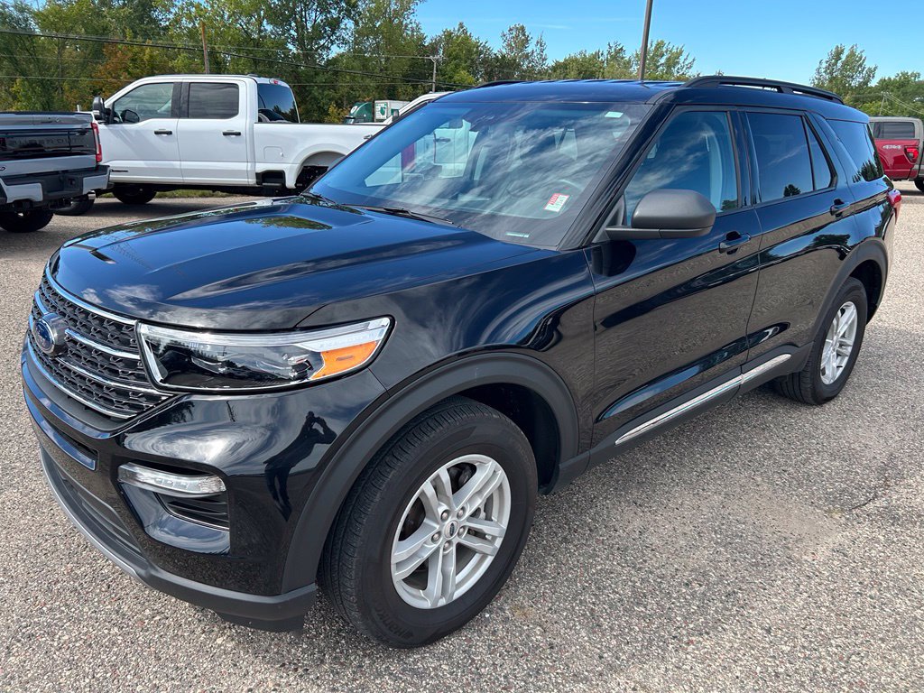Used 2024 Ford Explorer XLT w/ Equipment Group 202A AWD/4WD image 3