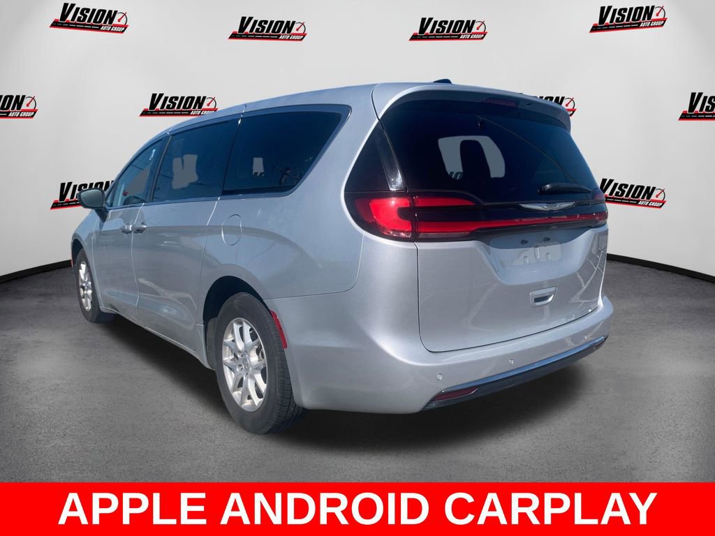 Used 2023 Chrysler Pacifica Touring-L FWD image 3