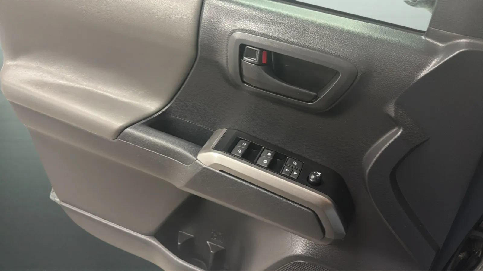 Used 2023 Toyota Tacoma SR5 RWD image 17