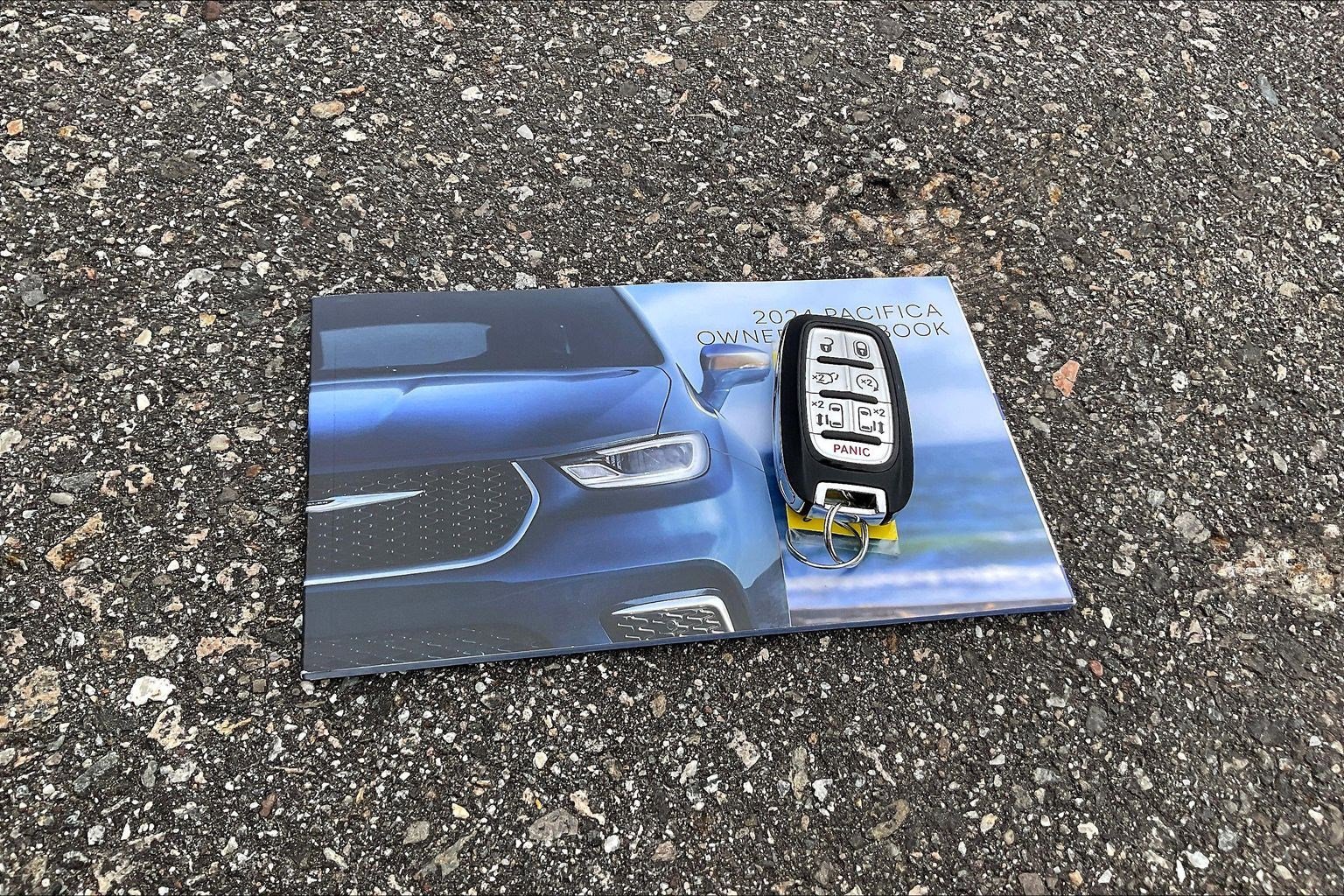 Used 2024 Chrysler Pacifica Limited image 10