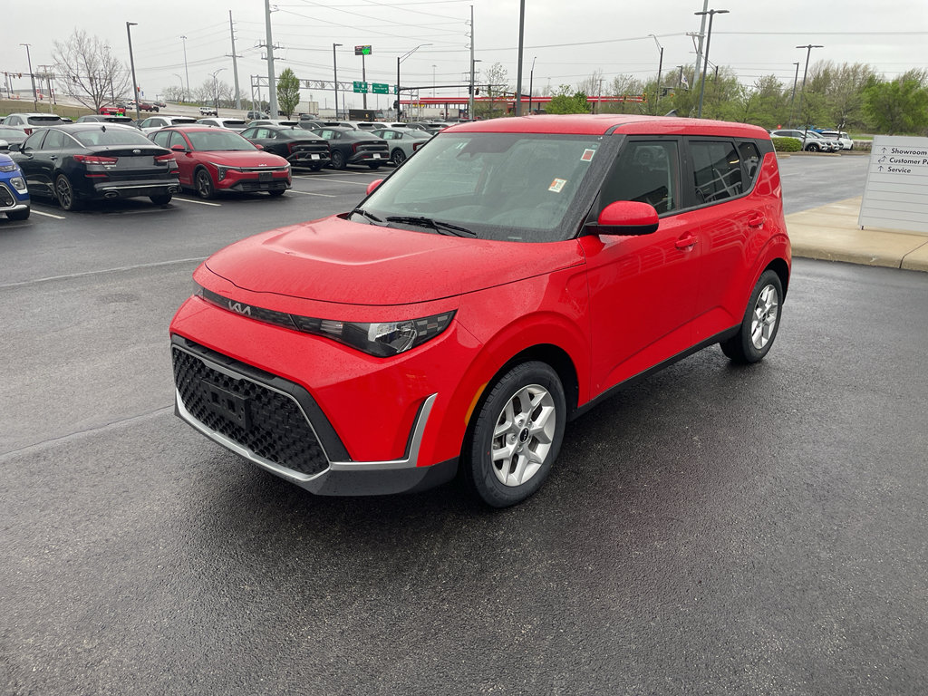 Used 2025 Kia Soul LX w/ LX Technology Package FWD image 2