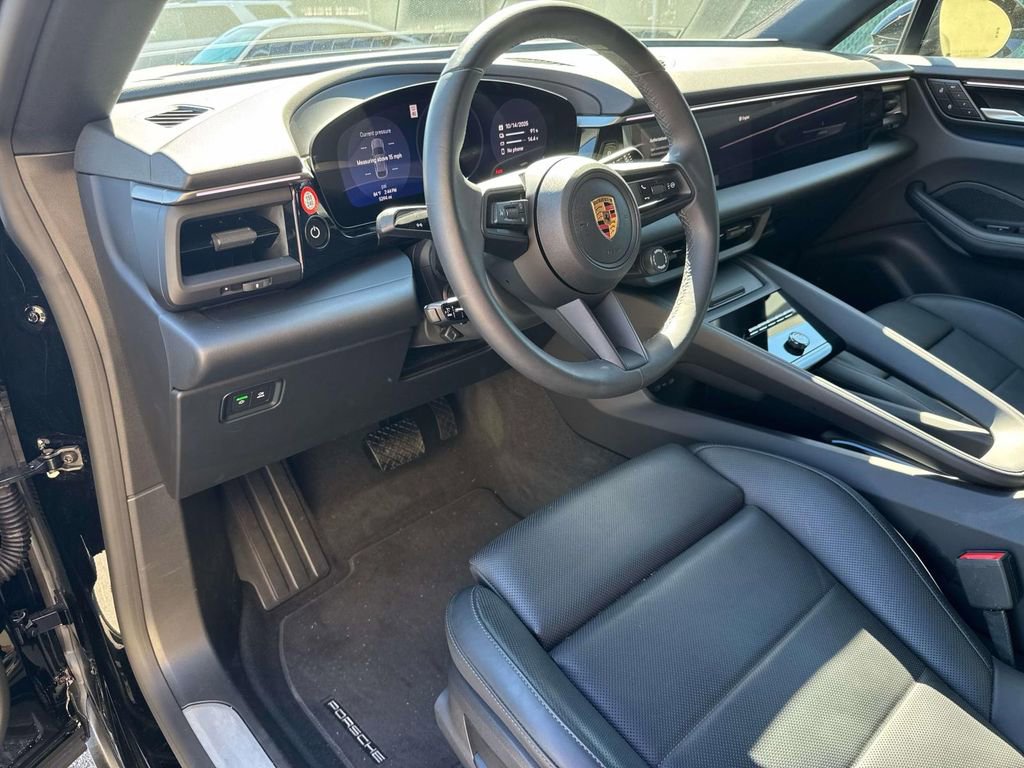 Certified 2025 Porsche Macan Electric image 4