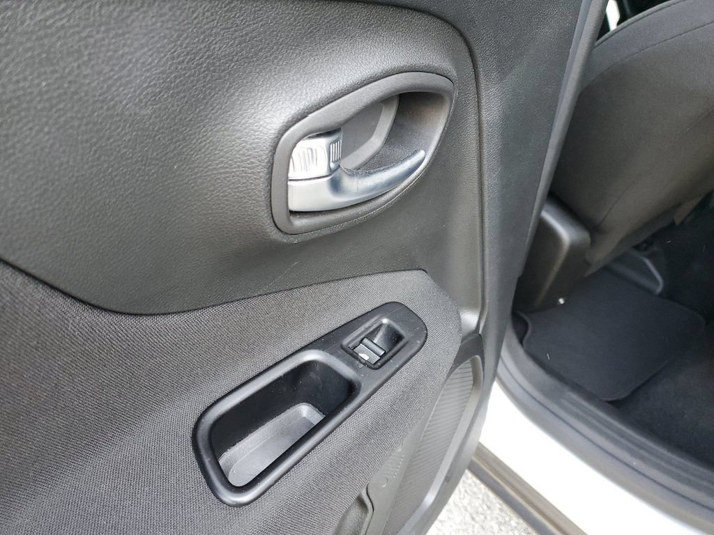 Used 2021 Jeep Renegade Latitude FWD image 10