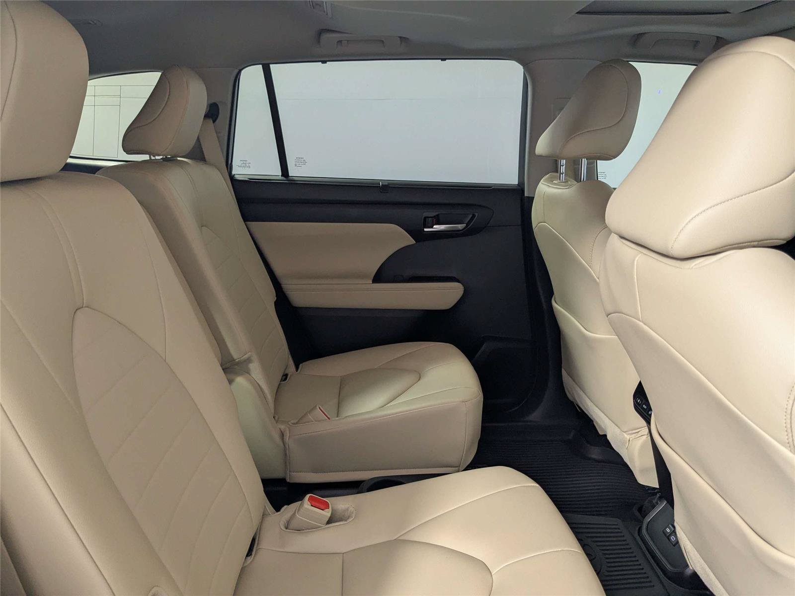 Certified 2025 Toyota Highlander XLE FWD image 30