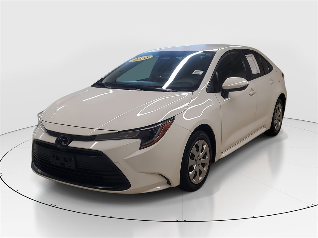 Used 2023 Toyota Corolla LE image 3