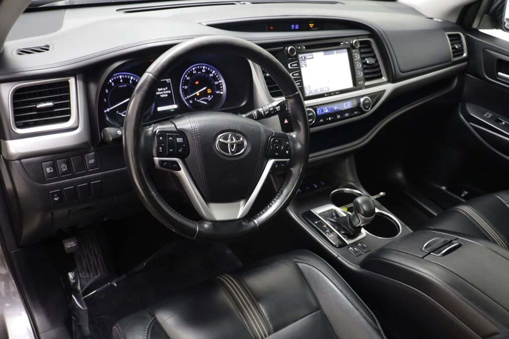 Used 2017 Toyota Highlander SE AWD/4WD image 6