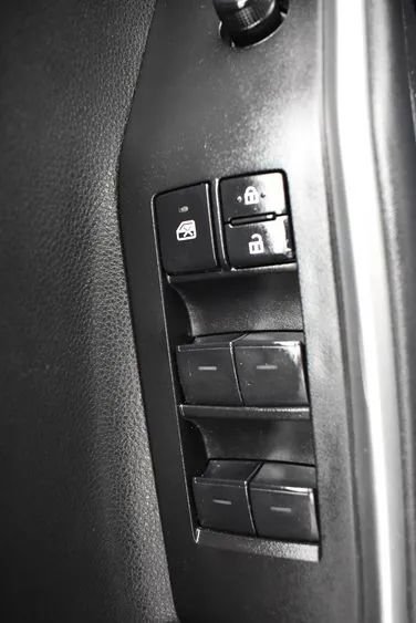 Used 2025 Toyota Highlander LE FWD image 22