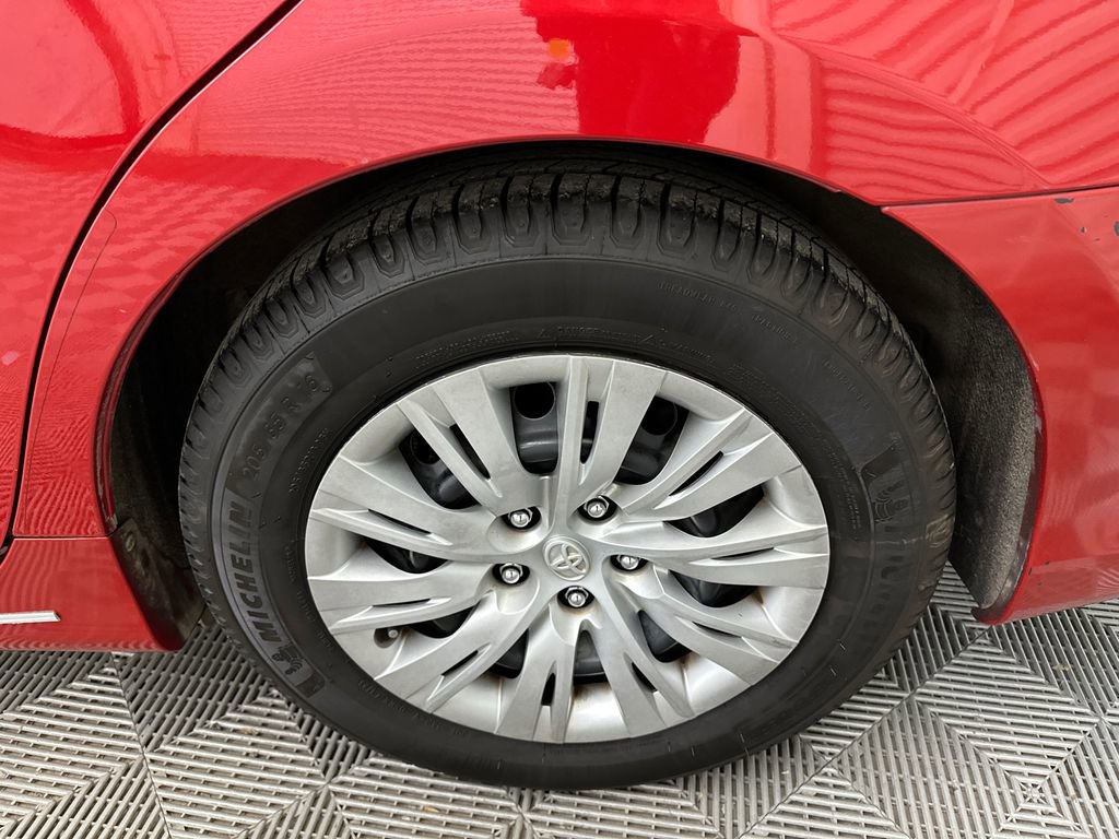 Used 2014 Toyota Camry L image 17