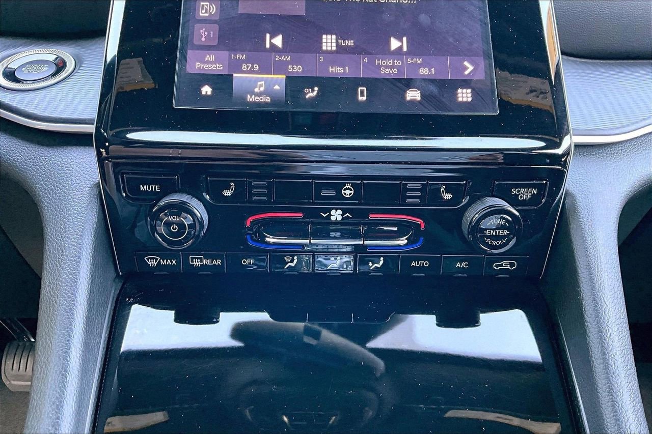 Used 2023 Jeep Grand Cherokee Altitude AWD/4WD image 18