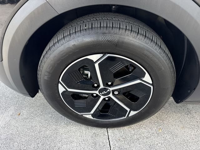Used 2025 Kia Niro LX image 10