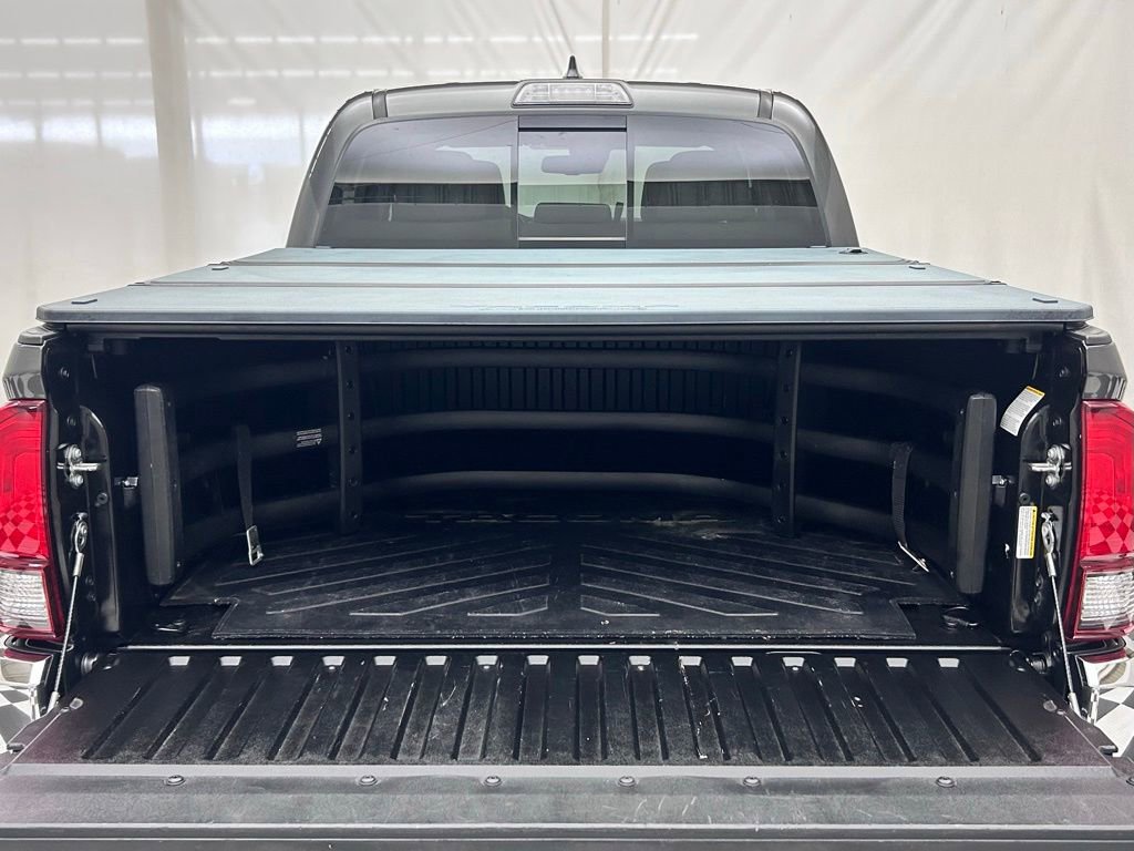 Used 2018 Toyota Tacoma SR5 AWD/4WD image 9