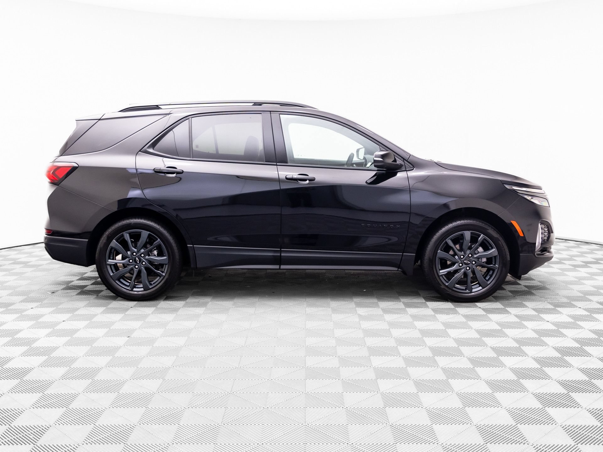 Used 2023 Chevrolet Equinox RS w/ RS Leather Package AWD/4WD image 6